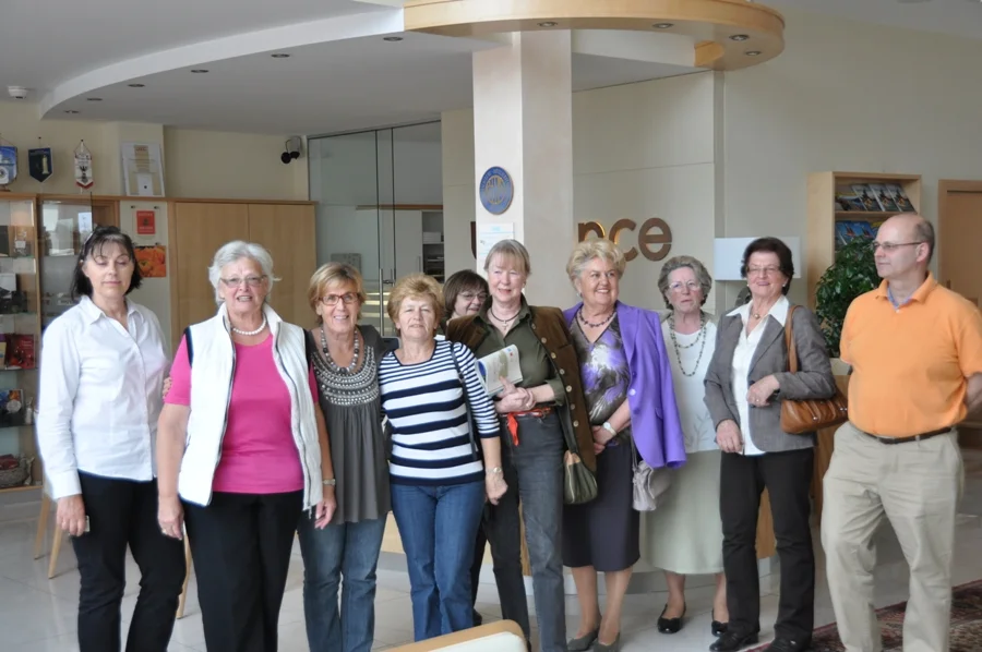 Frau Grossmann und Webmaster Gerhard Schurian mit einer Damenrunde