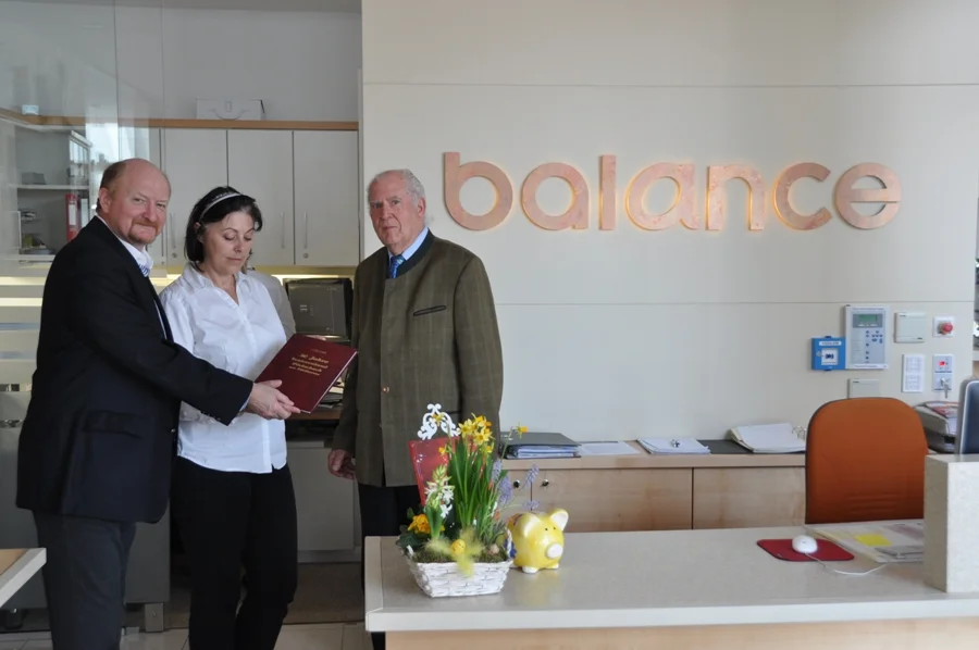 SB Obmann Hans Prüller überreicht#die SB Chronik