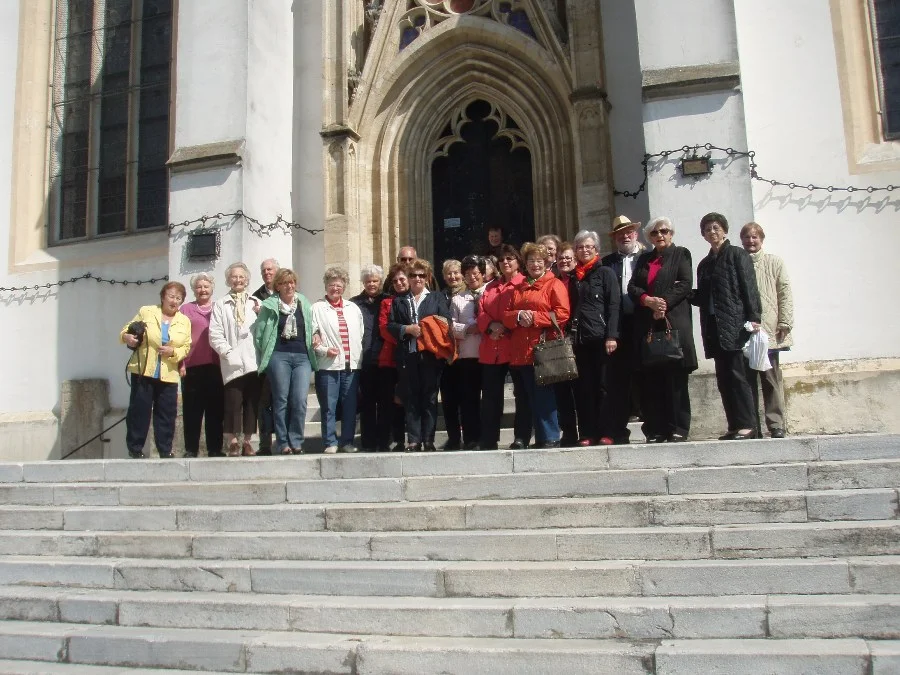 Seniorengruppe vor der#Wallfahrtskirche#Bad.Sankt Leonhard
