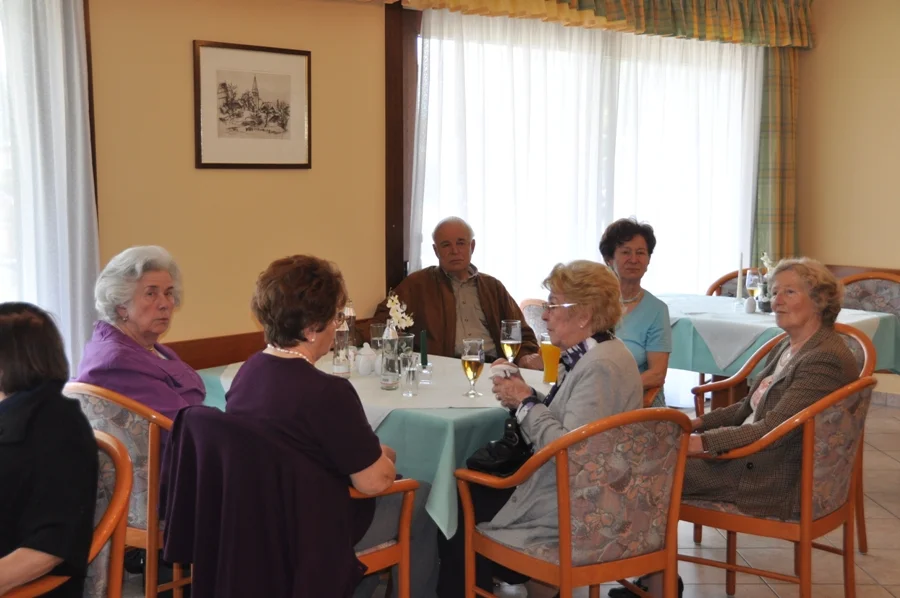Dir. Franz Bukovschek#in einer netten Damenrunde