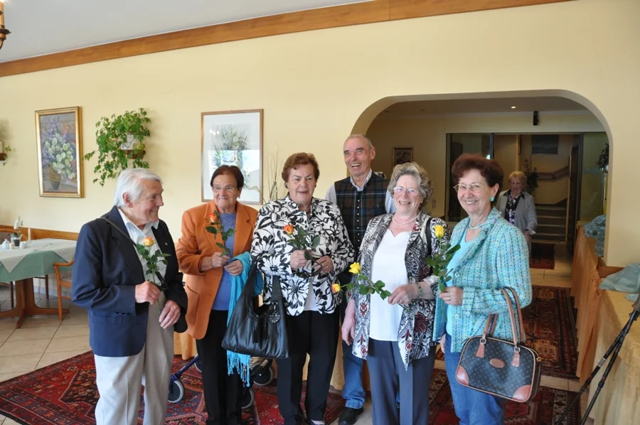 VBM. Alfred Walter beim Verteilen#der von ihm gespendeten Rosen