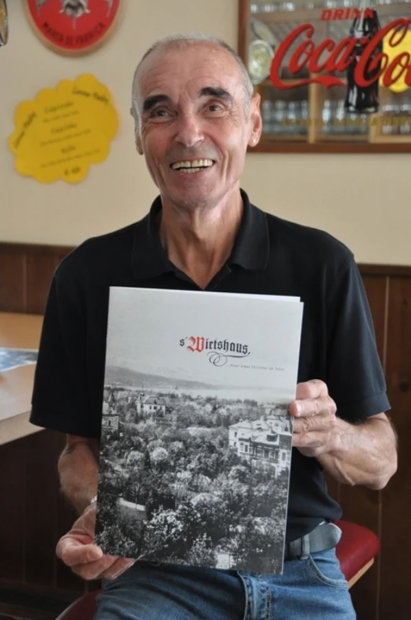 VBM. Alfred Walter mit der#Speisekarte des  #+sWirtshause+