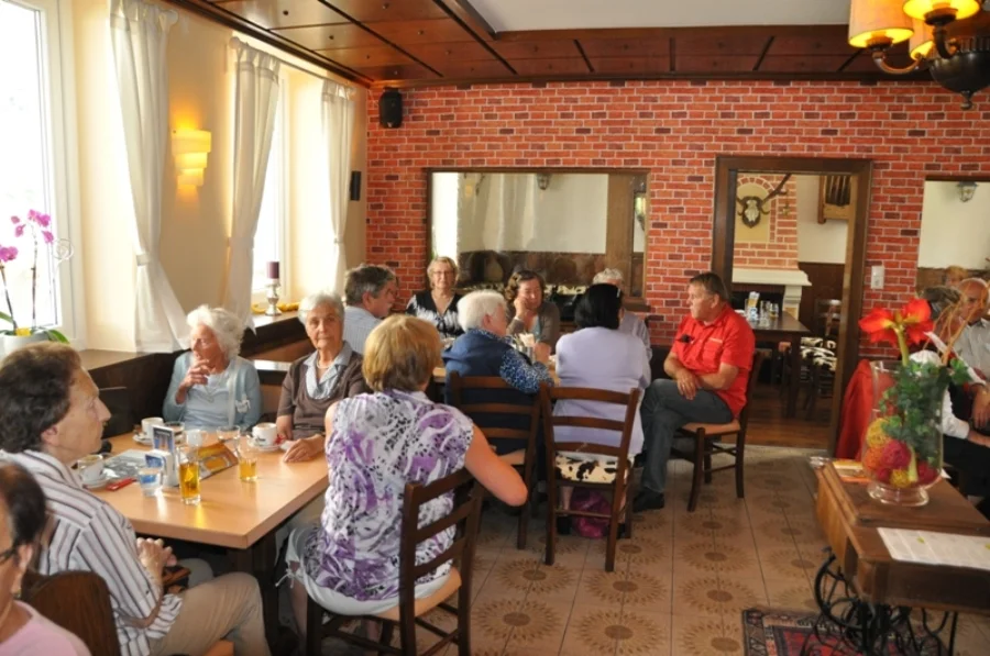 m Vordergrund die Sallacherrunde #mit Helene Holle , Frau Kleinhansl#und Helga Kosch