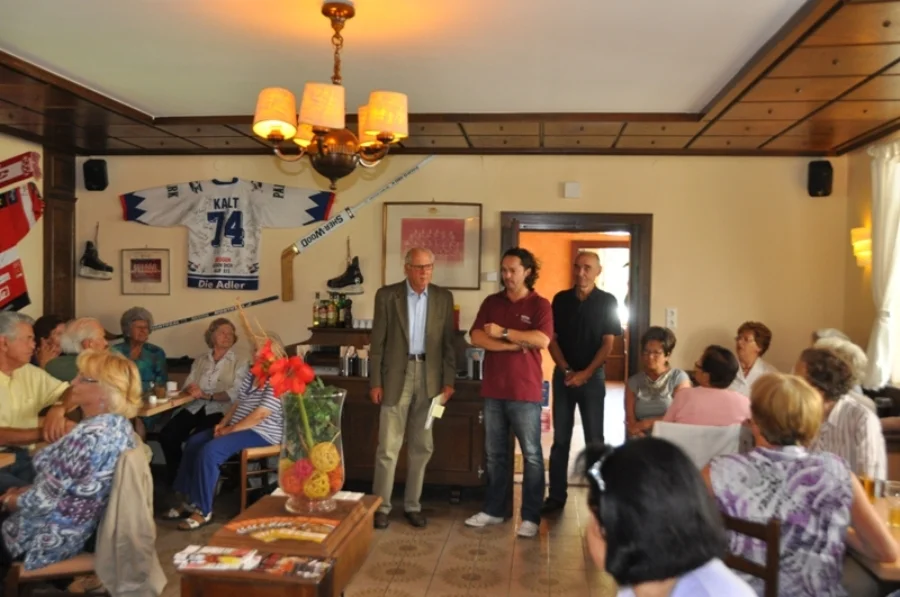 Der neue Wirt Bernhard Strasser#begrüßt die Senioren