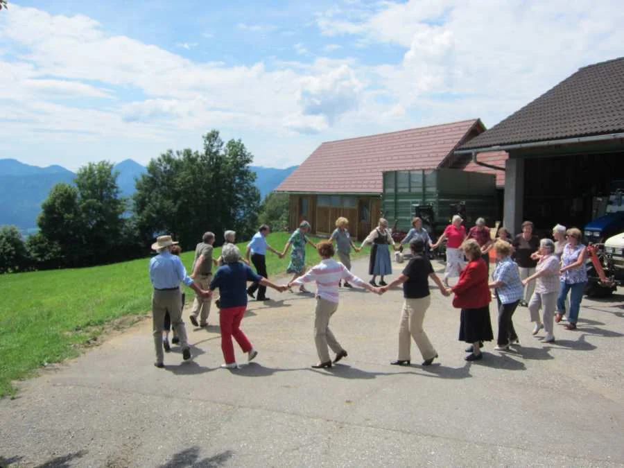 Ein Tänzchen vor dem Gasthof Klammer
