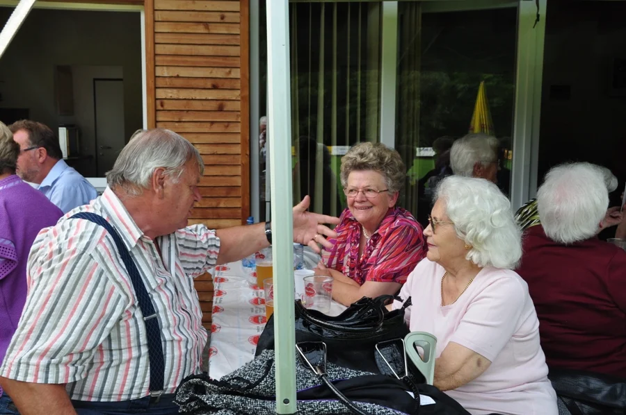 Willi Pickert alias PurchgrafCastellanus fühlt sich sichtlich wohl in Gesellschaft charmanter Damen.