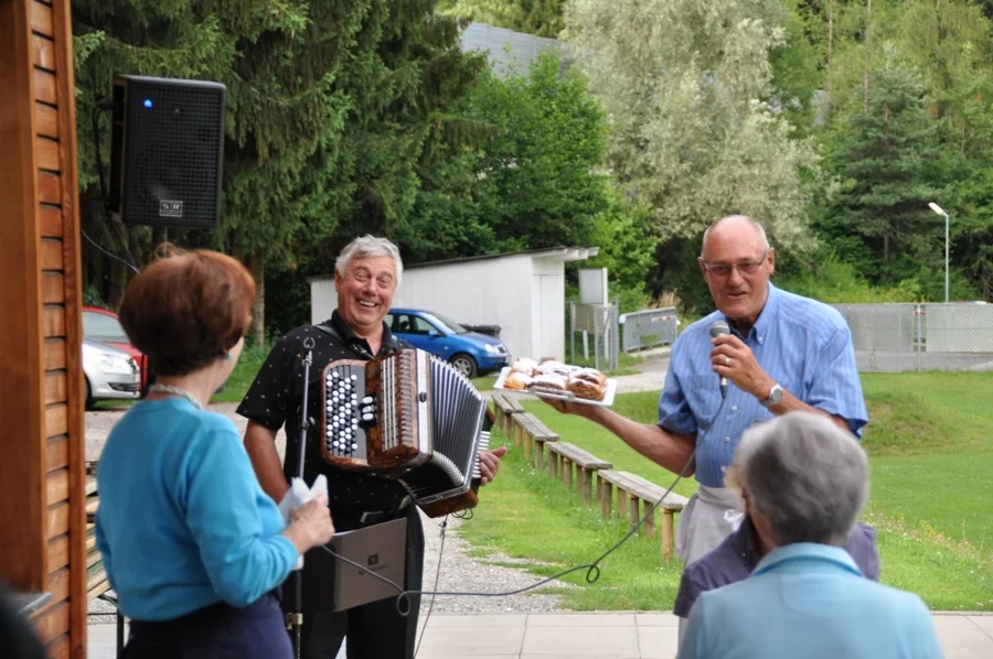 Es schaut fast so aus, als wollte Günther ein Ständchen singen