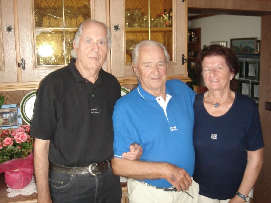 Obmann Hans Prüller mit dem Jubilar und seiner Frau Christl