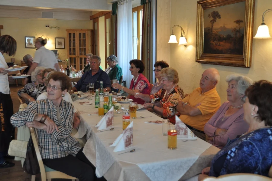 Dir. Franz Bukovschek in einer netten Damenrunde