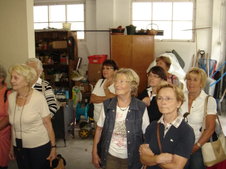 Aufmerksames Zuhören bei der Führung durch die Fabrik