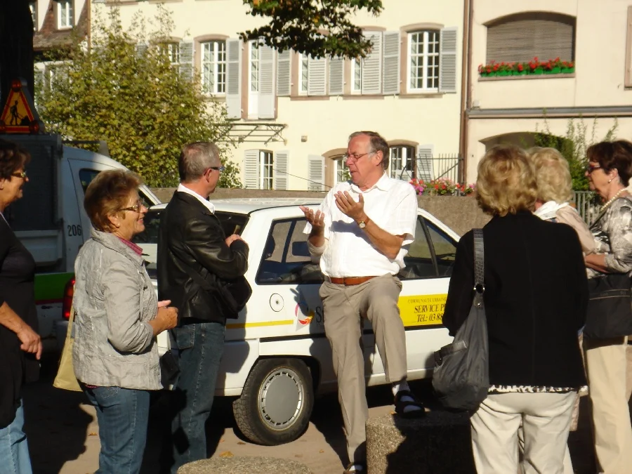 Unser Reiseführer#bei seinen interessanten#Erklärungen