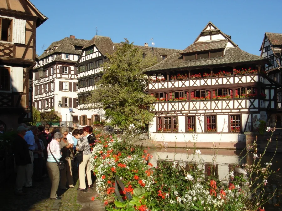 Der Ill entlang zur Stadtmitte