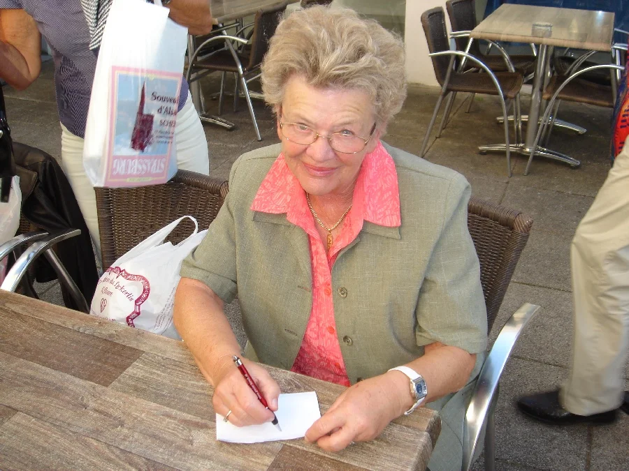 Unsere Reiseberichterstatterin#Elfriede Hudovernig#beim Schreiben