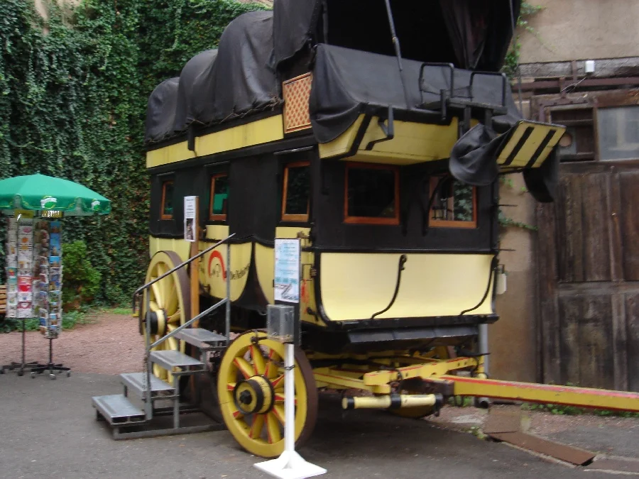 Eine guterhaltene Postkutschein#in Riquewihr