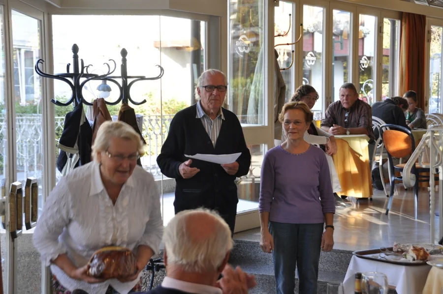 Seit Jahren ist der Trostpreis#fest in Händen der Dekeths.#Diesmal +Poldi+ bei der#Übernahme des Preises