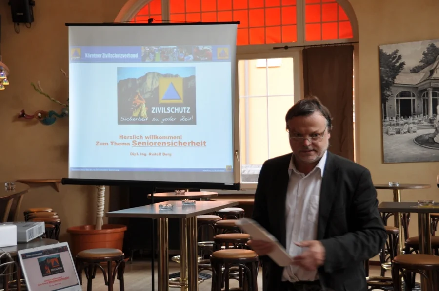 Bezirksleiter DI Rudolf Berg#bei seinem interessanten#Vortrag über Sicherheit zu Hause#und in Notfällen