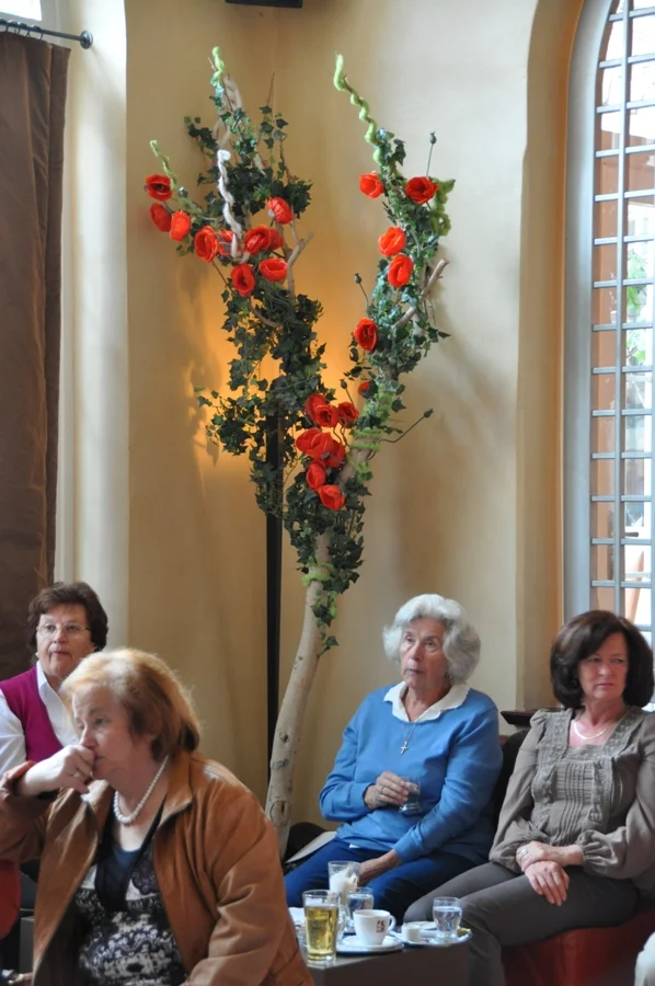 4 interessierte Damen vor#einem kunstvollen Hintergrund