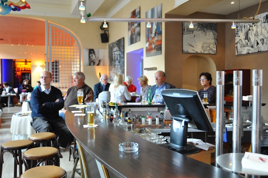 Aufmerksame Zuhörer auf ihren#beliebten Stammsitzen