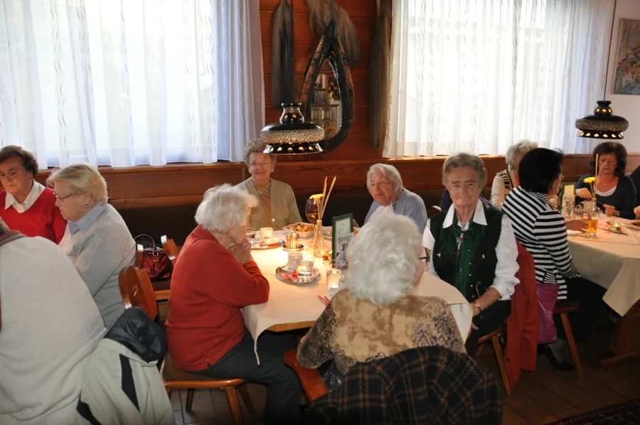 Alle Tische waren voll besetzt.