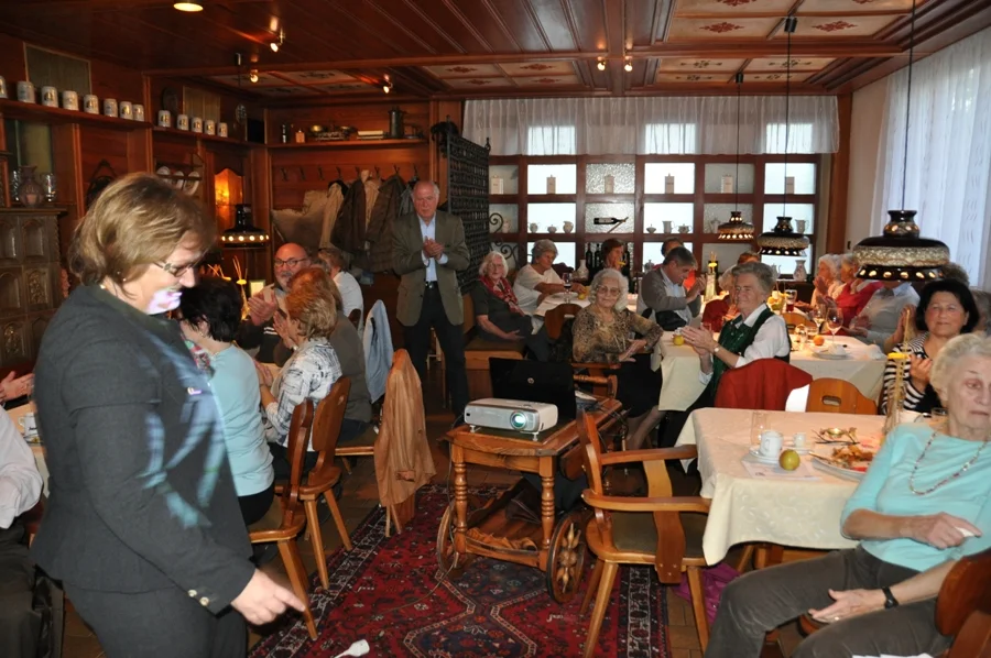 Im Hintergrund#blickt der Obmann bereits auf die Uhr