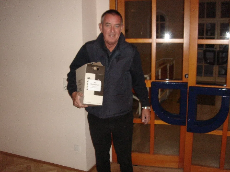 VinothekChef Michi Morokutti bringt persönlich die Geburtstagsweine