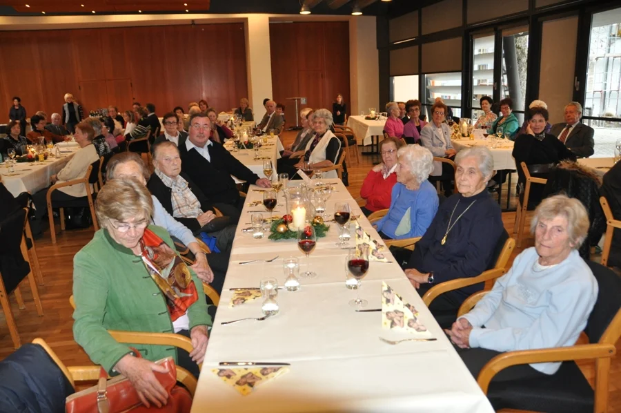 Die treuen Sallacher Mitglieder mit#Ehrenmitglied Theresia Köfer#Frau Hanna Benz sucht#das Handy