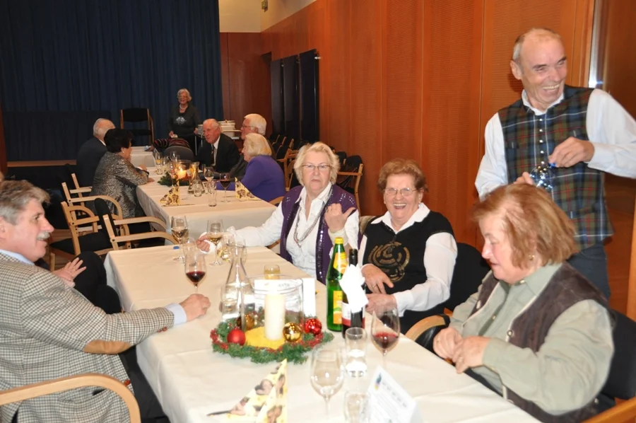 +Mundschenk+ VBM alfred Walter#beim Nachfüllen der Gläser