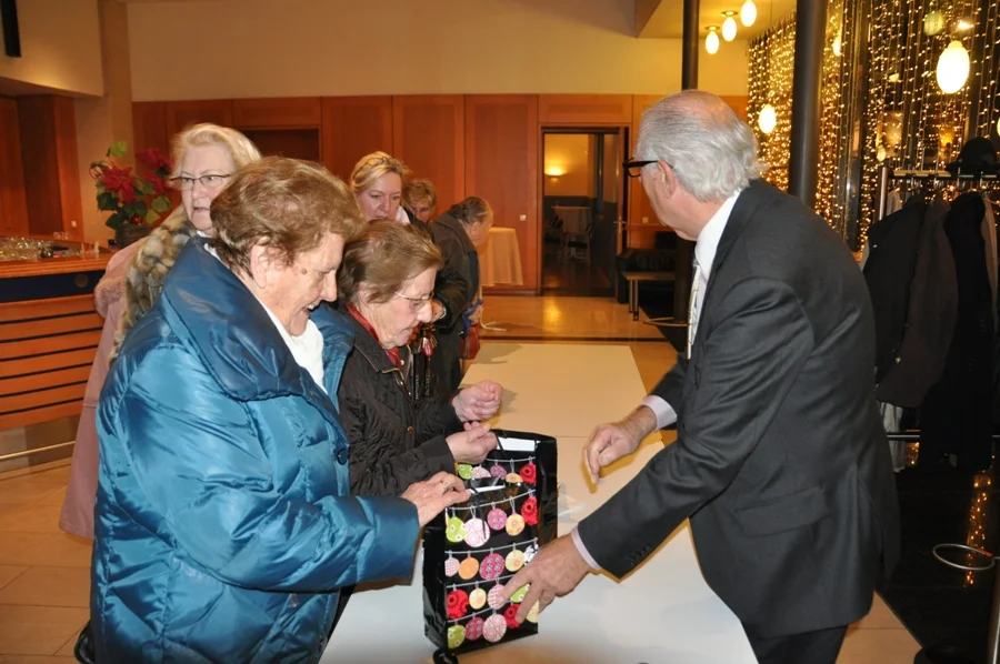 Der Obmann bei der Verabschiedung#von Maria Weiss, Susanne Wieser#und Poldi Deketh