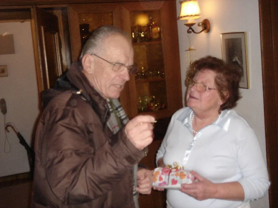 Horst Pollak überbringt#die Geburtstagsgrüße der Pfarre