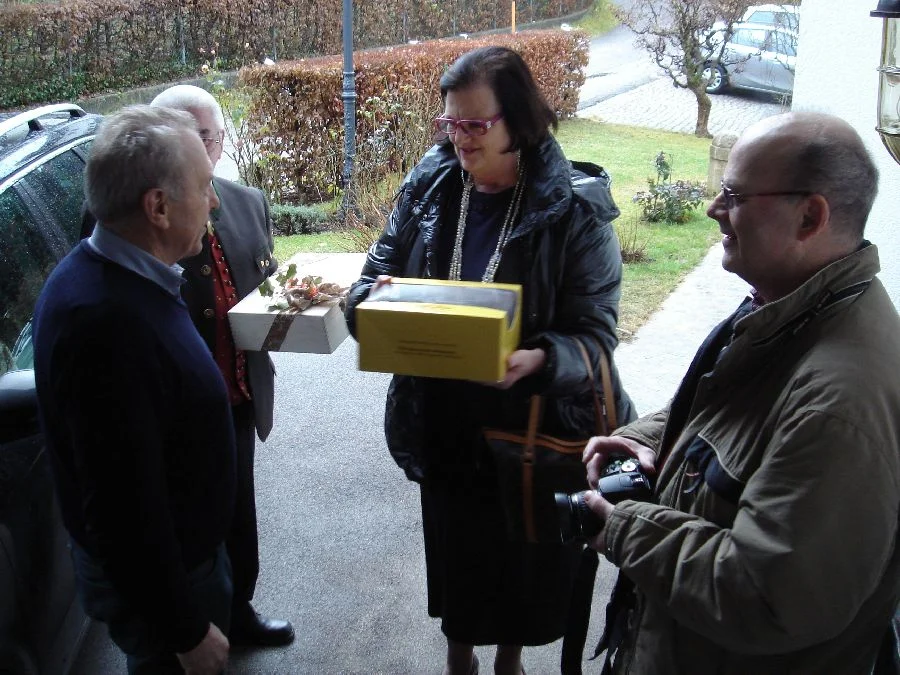 Frau Lingenhel überreicht#eine Torte