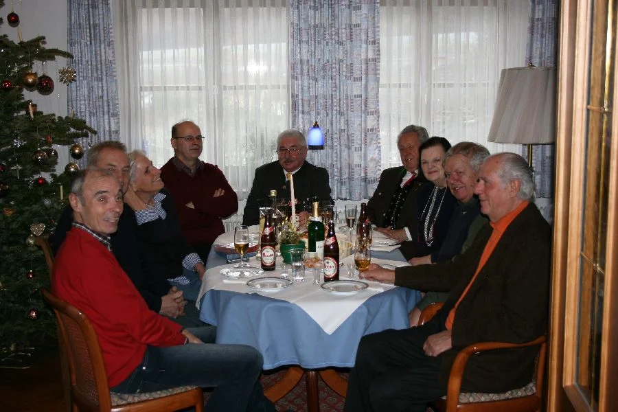 Das Ehepaar Napetschnig mit der Gratulantenschar in geselliger Runde