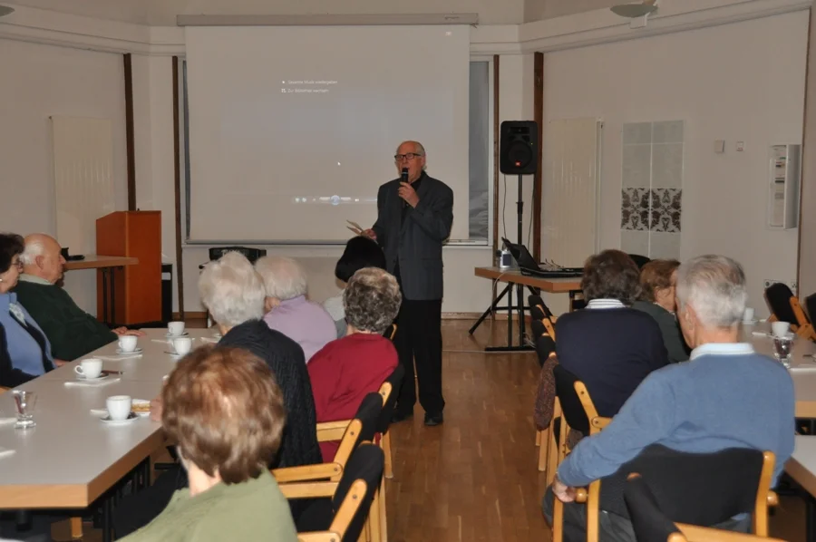 Obmann Hans Prüller bei der Begrüßung#und Programmvorschau