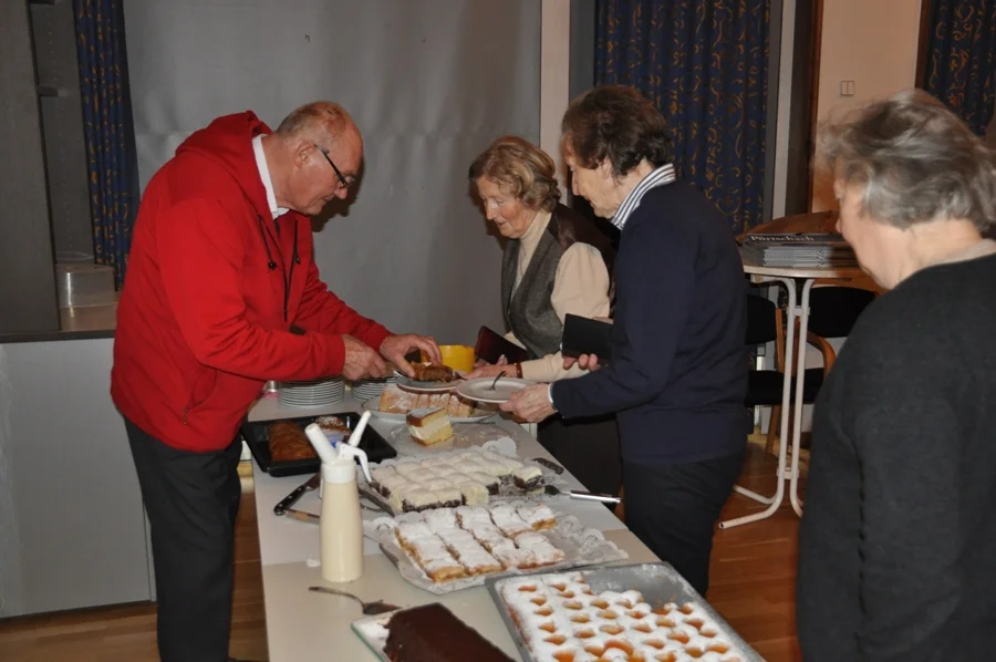 Günther Wienerroither am#Kuchenbuffet bedient die Damen#Elisabeth Zinnecker und#Friedl Kleinhansl