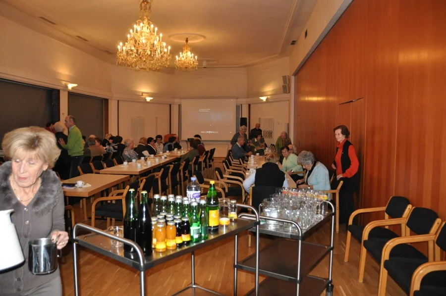 Obmannstv Annemarie Orlitsch#am Getränkebuffet