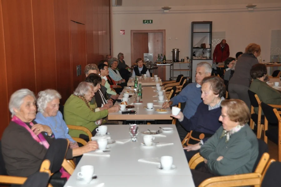 Gemütliches Zusammensitzen bei Kuchen und Kaffee
