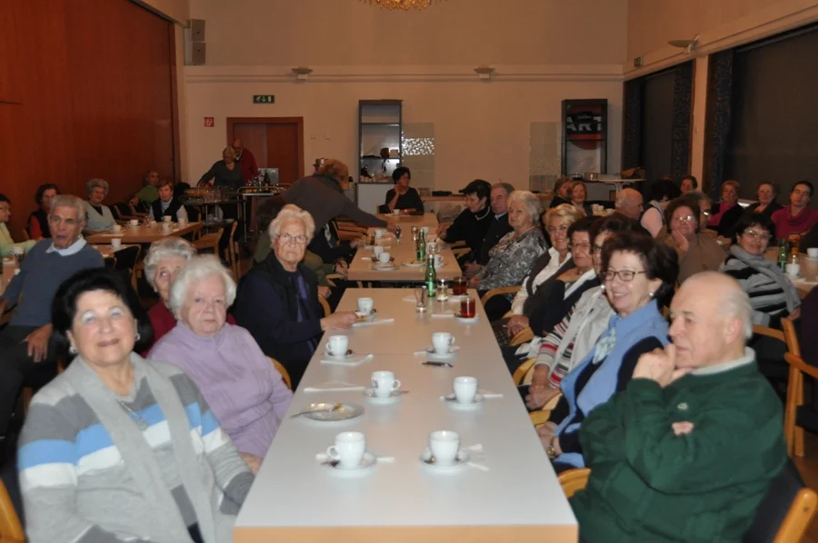 Aufmerksame Zuseher  #im Vordergrund das Ehepaar#Bukovschek, dahinter Maria Reiter,#Papitsch Michaela, #und Maria Kronig