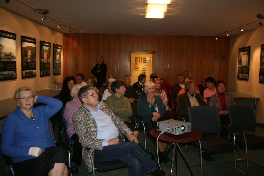 Begeisterte Zuschauer im Vordergrund#Poldi und Hermann Deketh