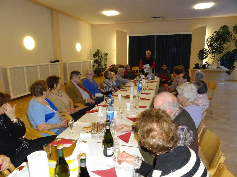 Die Tanzrunde lauscht der#Ansprache von#Dir. Franz Bukovschek