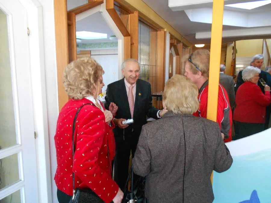 Geschäftsmann und Golfspieler#Anton Kert im Gespräch mit#Golf interessierten Damen