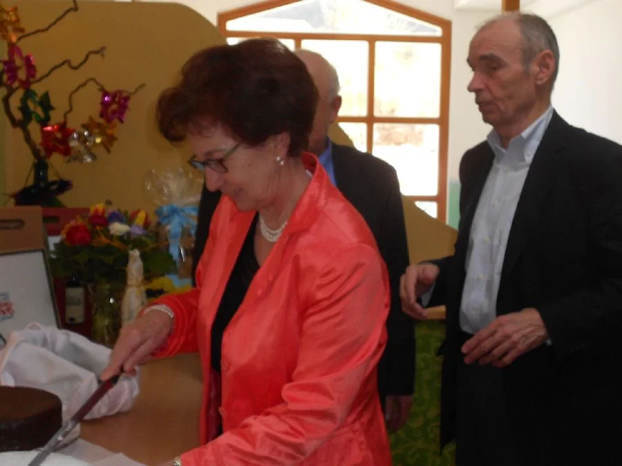 Irmi Bukovschek beim Anschneiden#der Geburtstagstorte