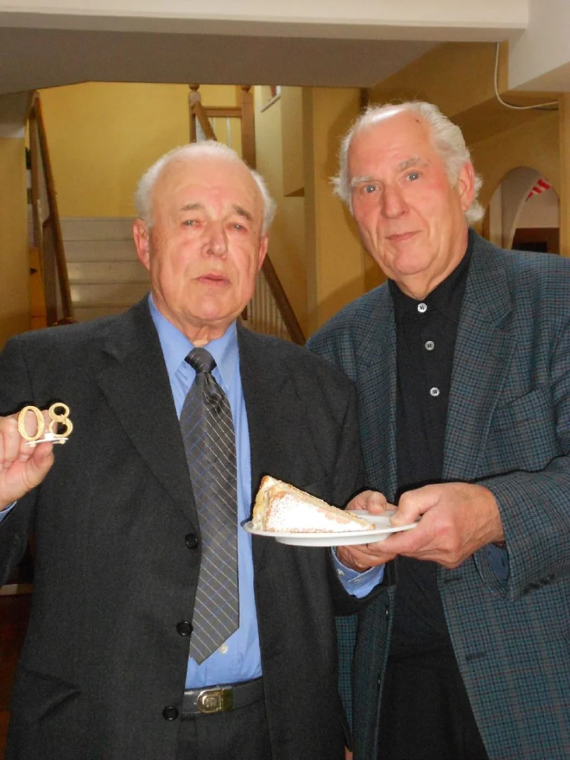 Franz mit dem Obmann des SB Pörtschach Hans Prüller. Das Geburtstagskind hat zwar den 80er, aber mit der rechten Hand zeigt er, dass er sich wie ein Knabe mit 08 Jahre fühlt