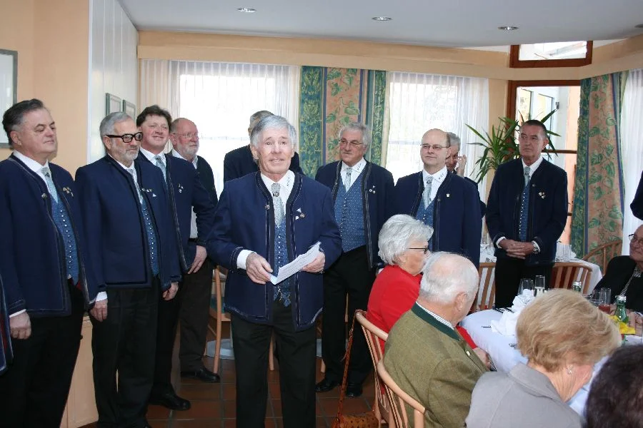 Der neue Obmann des MGV Pörtschach Adi Robatsch bei seiner Laudatio auf das Geburtstagskind