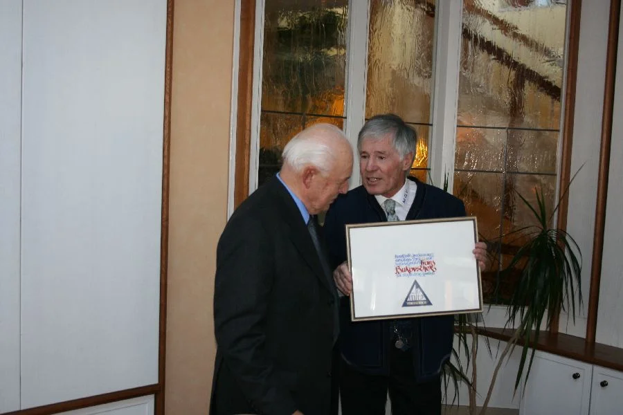 Übergabe einer von Ing. Veit Isopp erstellten Urkunde. Auf der Rückseite haben alle anwesenden Sänger unterschrieben.