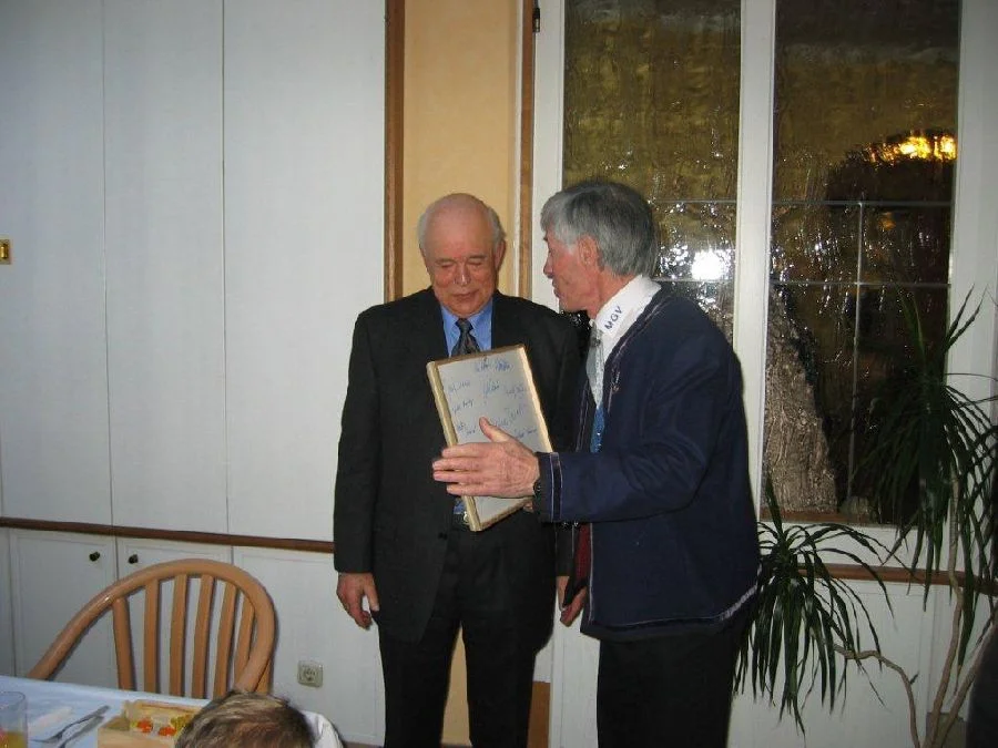 Auf der Rückseite der Urkunde haben die Sängern des MGV ihren Dank mit den Unterschriften bestätigt.