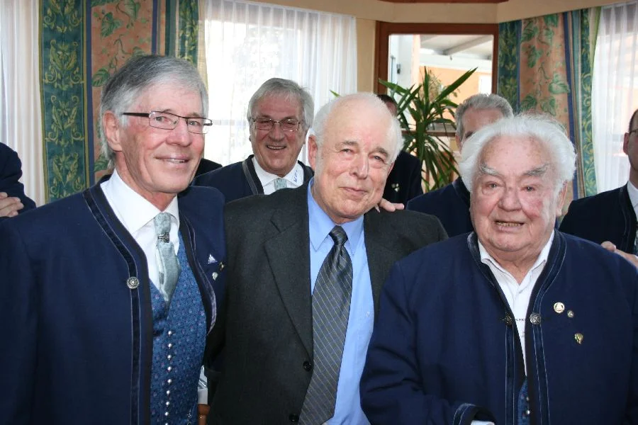 Chorleiter Franz Bukovschek mit dem designierten MGVObmann Adi Robatsch und Altsänger Walter Krassnig