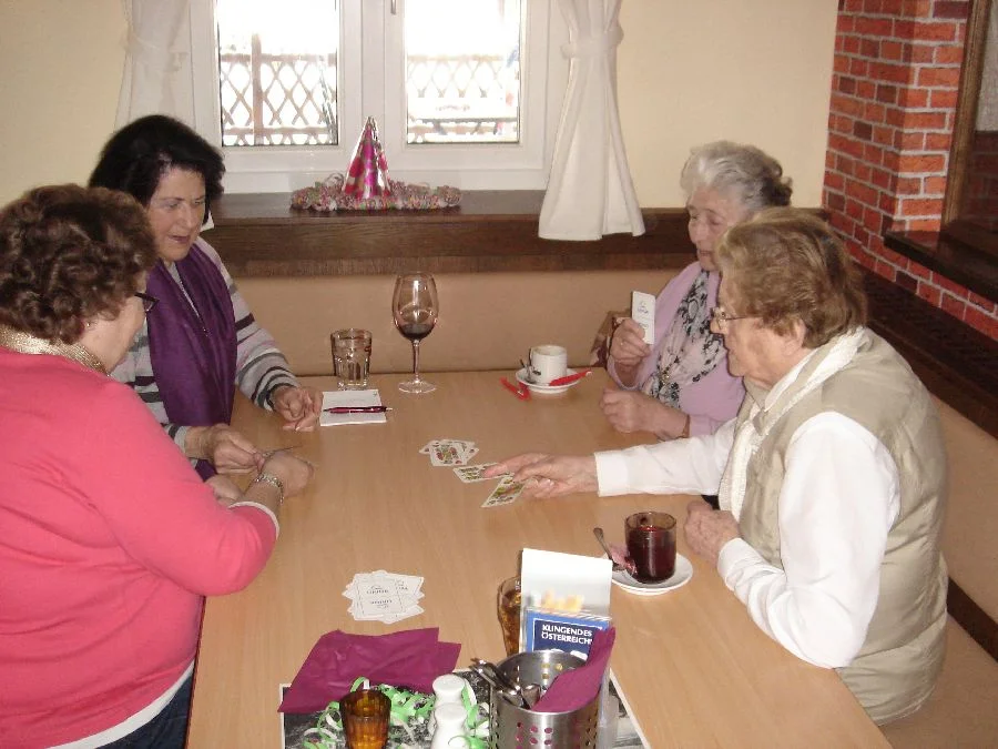 Eine Bauernschnapserrunde mit#Hannelore Eiper, Maria Weiss,#Maria Reiter und Pappitsch Maria