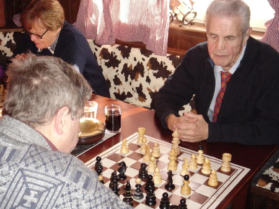 Im Vordergrund Hermann Deketh#mit Walter Pridnig#Im Hintergrung zu sehen#Frau Mag.Krainz