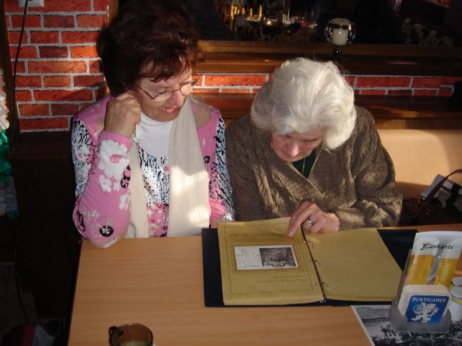PörtschachExpertin Blazenka#Jernej mit Gerlinde Happenhofer#beim Blättern im Postkartenalbum