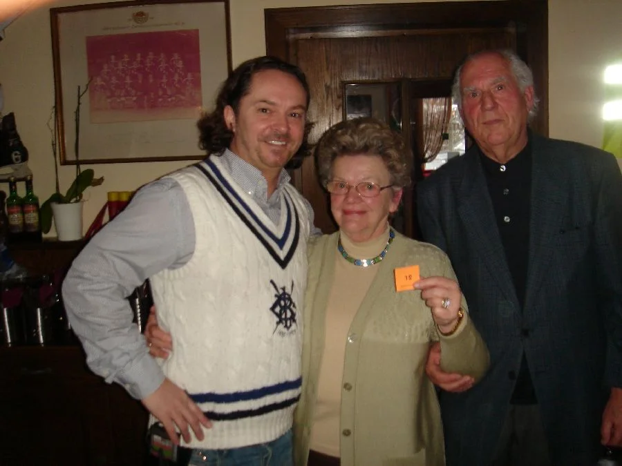 Der Hausherr mit der Gewinnerin#und Obmann Hans Prüller