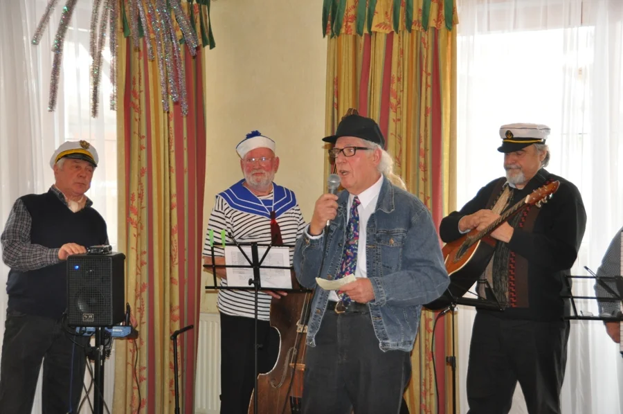 Obmann Hans Prüller mit der#Volksmusik Pörtschach#bei der Begrüßung